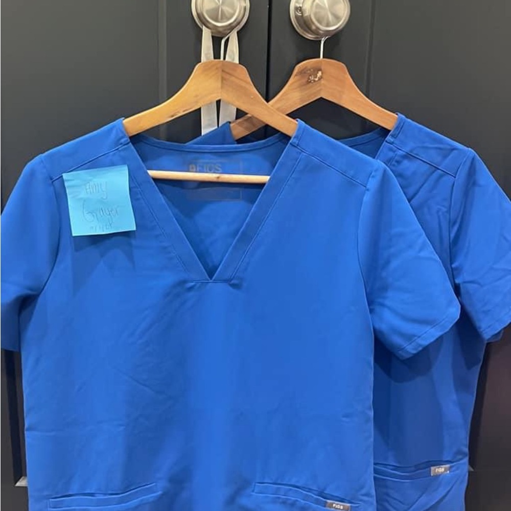 like new M FIGS Casma top ROYAL BLUE